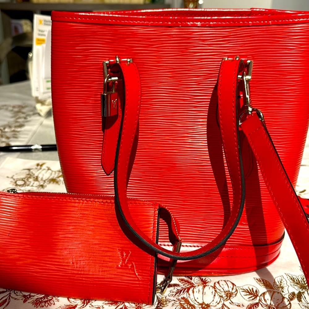 Handbag purse with including wallet and a strap.
In very good condition